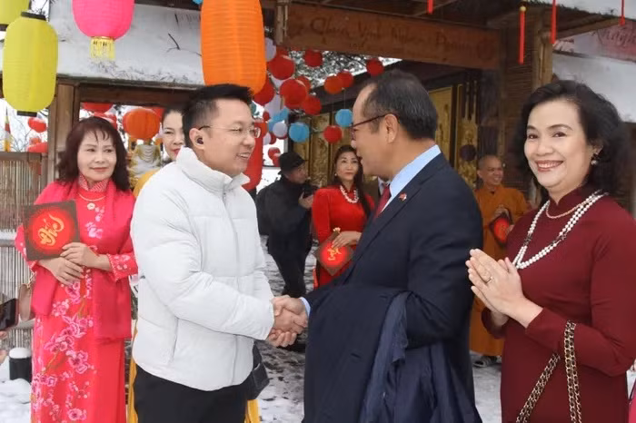 L’Ambassadeur Thai Xuân Dung a rendu visite au Centre commercial de Sa Pa et transmis ses vœux du Têt aux Vietnamiens résidant en République tchèque en janvier 2023. Photo : journal "Monde et Vietnam".