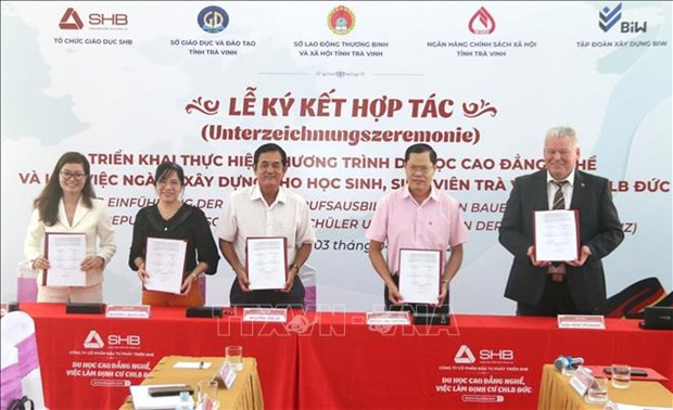 Cérémonie de signature de l'accord de coopération pour conseiller et soutenir les étudiants souhaitant étudier en Allemagne dans des Instituts universitaires professionnels à Trà Vinh. Photo : VNA.