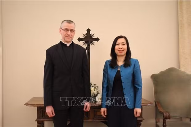 La vice-ministre vietnamienne des Affaires étrangères, Lê Thi Thu Hang, et le sous-secrétaire pour les relations du Saint-Siège avec les États, Mgr. Miroslaw Wachowski. Photo : VNA.