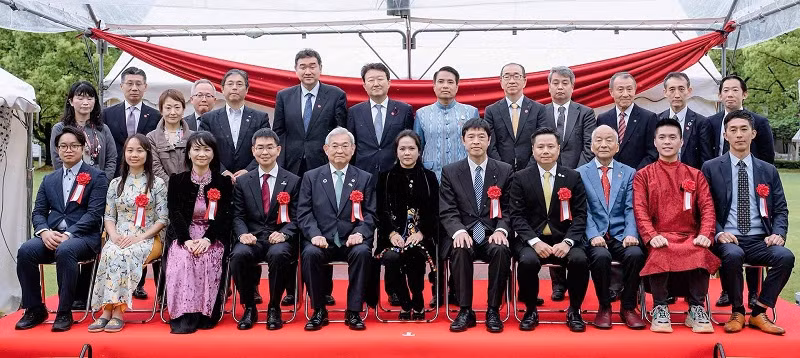 Les délégués posent pour une photo. Photo : journal "Monde et Vietnam".