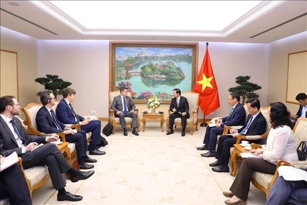 Le Vice-Premier ministre Trân Hông Hà (à droite, au centre) avec le conseiller principal en diplomatie énergétique de l’UE Tibor Stelbaczky et l’envoyé spécial du Royaume-Uni pour les changements climatiques Chris Taylor. Photo : VNA.