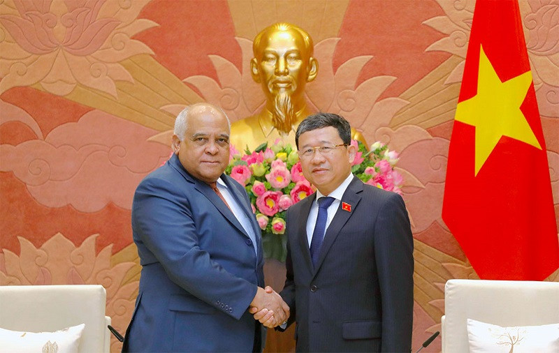 Le chef de la Commission des Relations extérieures de l'Assemblée nationale, Vu Hai Hà (à droite), et l’ambassadeur cubain au Vietnam, Orlando Nicolas Hernandez Guillen. Photo : daibieunhandan.vn