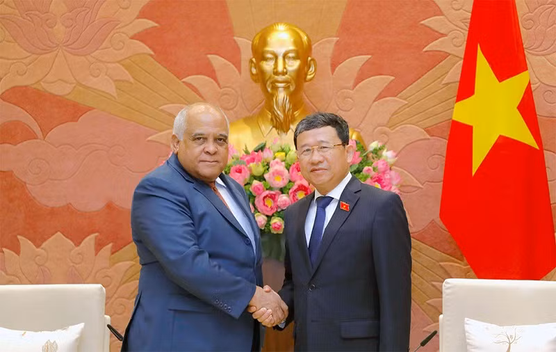 Le chef de la Commission des Relations extérieures de l'Assemblée nationale, Vu Hai Hà (à droite), et l’ambassadeur cubain au Vietnam, Orlando Nicolas Hernandez Guillen. Photo : daibieunhandan.vn