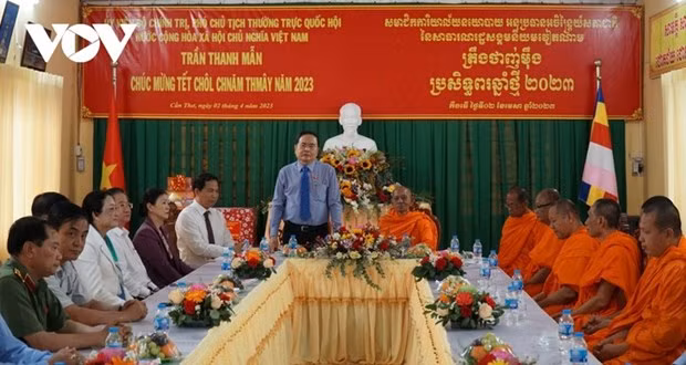 Le Vice-Président permanent de l’Assemblée nationale, Trân Thanh Mân (debout). Photo : VOV.