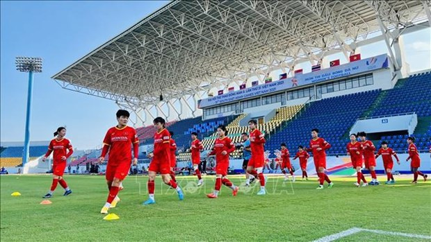 L’équipe féminine de football du Vietnam s'entraîne sur le stade de Câm Pha (province de Quang Ninh). Photo : VNA.