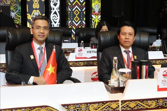 Le vice-ministre vietnamien des Finances Vo Thanh Hung (gauche). Photo : VNA.