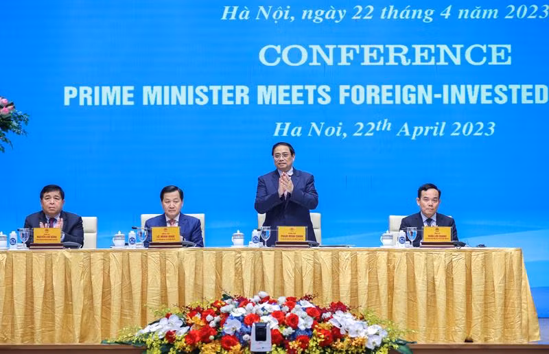 Le Premier ministre Pham Minh Chinh préside une réunion avec des investisseurs étrangers. Photo : VnEconomy.vn