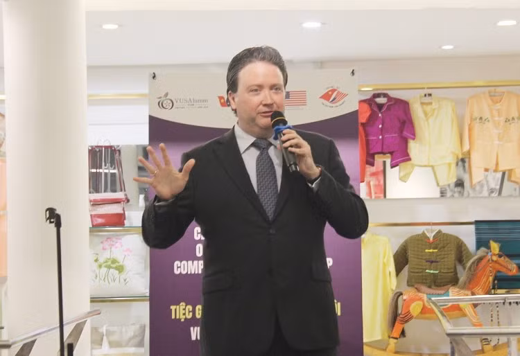 L’ambassadeur américain à Hanoï, Marc Knapper, prend la parole lors de la cérémonie. Photo : thoidai.com.vn