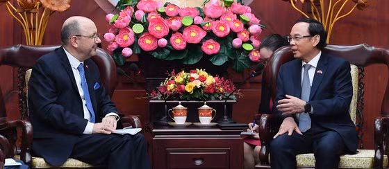 Le secrétaire du Comité municipal du PCV de Hô Chi Minh-Ville, Nguyên Van Nên (à droite), reçoit le nouvel ambassadeur de Suisse au Vietnam, Thomas Gass. Photo : SGGP.