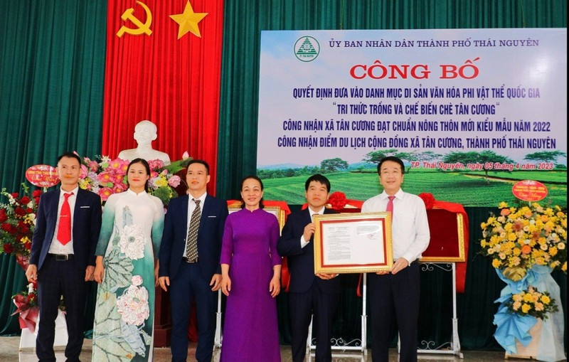 Cérémonie de remise de la décision pour la reconnaissance du « savoir sur la culture et la transformation du thé Tan Cuong » comme patrimoine culturel immatériel national. Photo : NDEL.