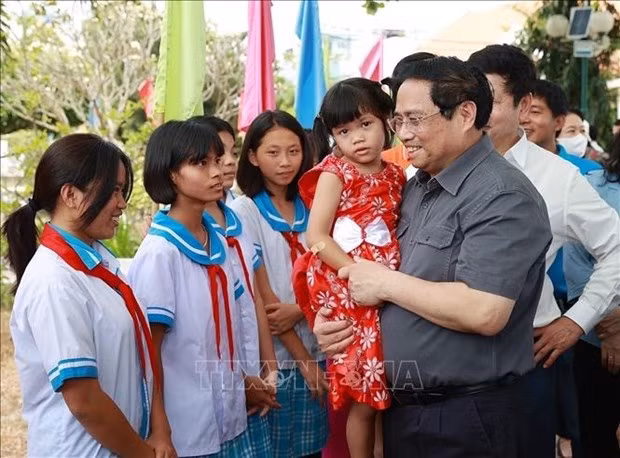 Le Premier ministre Pham Minh Chinh au village d’enfants SOS Nha Trang et d’orphelins en raison de la pandémie de COVID-19. Photo : VNA.