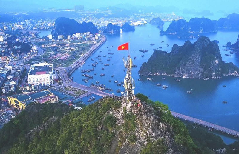 La montagne Bai Tho dans la ville de Ha Long. Photo: VNA