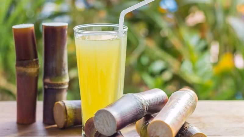 Le jus de canne à sucredu Vietnam séduit de plus en plus d’étrangers. Photo : dienmayxanh.vn