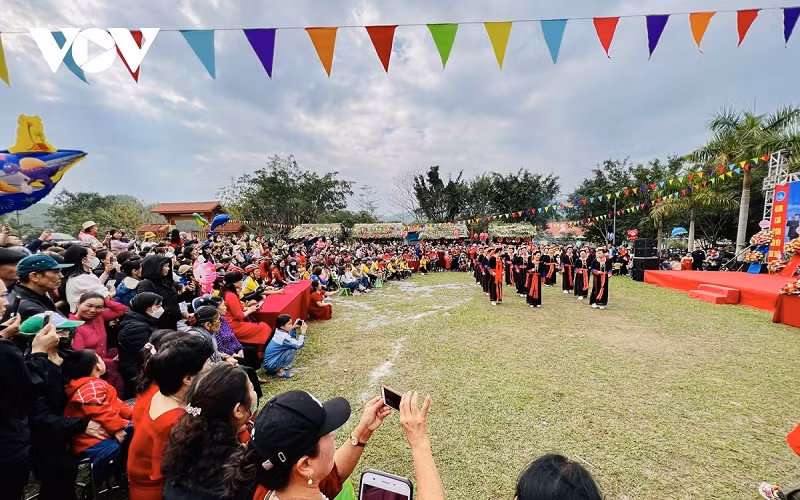 La fête du village est l’occasion pour les habitants et les touristes d’admirer les performances spéciales de chants et de danses. Photo : VOV.