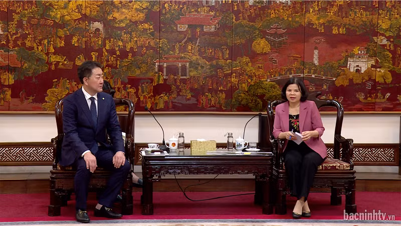 La présidente du Comité populaire provincial de Bac Ninh, Nguyên Huong Giang (à droite), et le directeur général de la Compagnie sud-coréenne Green Package Solution, Ahn Seong-hoon. Photo : bacninhtv.vn
