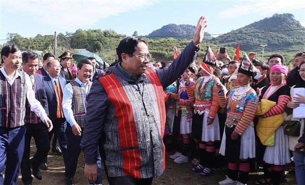 Le PM Pham Minh Chinh rejoint la population locale de la commune de Sà Dê Phin, dans le district de Sin Hô, dans la province montagneuse septentrionale de Lai Châu, à la Fête de la grande union nationale, le 19 novembre 2023. Photo : VNA.