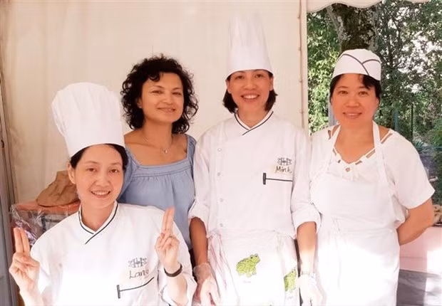 La présidente de l’organisation caritative Aide au Vietnam, Doàn Nhât Minh (2e, à partir de la droite). Photo : VNA.