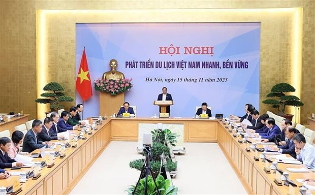 Le Premier ministre Pham Minh Chinh (debout) lors de la conférence en ligne sur le développement rapide et durable du tourisme, à Hanoi, le 15 novembre. Photo : VNA
