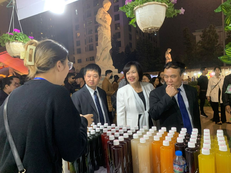 Les délégués visitent les stands de la foire. Photo : NDEL.