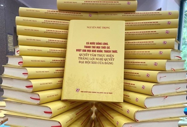 Le livre "Le pays tout entier est uni, profitant de chaque opportunité, surmontant toutes les difficultés et défis, étant déterminé à réaliser avec succès la Résolution du XIIIe Congrès nationale du Parti" de Nguyên Phu Trong. Photo : VNA.