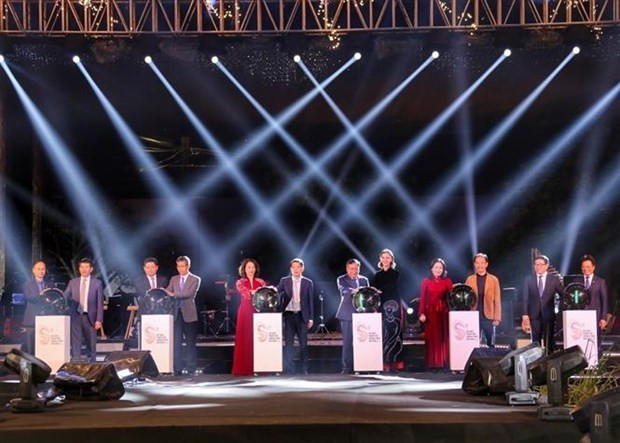 Les délégués appuient sur des boutons pour lancer le Festival du design créatif de Hanoi 2023. Photo : VNA.