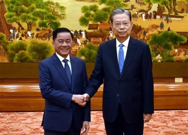 Zhao Leji, membre du Bureau Politique, président du Comité permanent de l’Assemblée populaire nationale et Trân Câm Tu (à gauche), membre du Bureau Politique, secrétaire du Comité central du Parti, président de la Commission centrale du contrôle du Parti communiste du Vietnam. Photo : VNA.