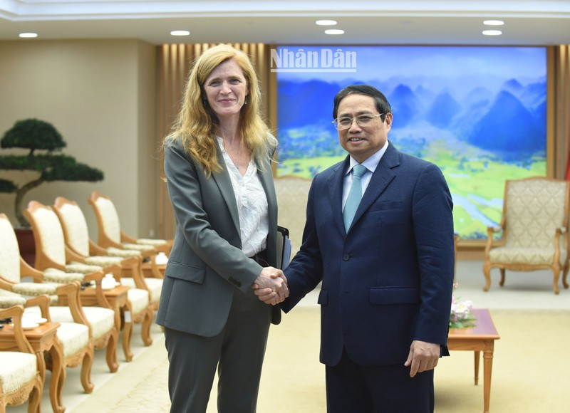 Le Premier ministre Pham Minh Chinh et Mme Samantha Power, directrice générale de l'Agence américaine pour le Développement international. Photo : NDEL. 