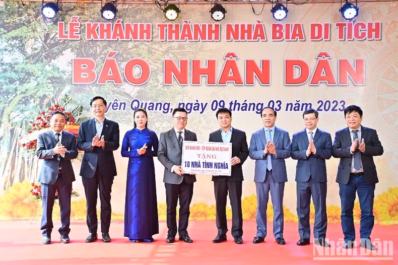 Les dirigeants du Journal Nhân Dân et les représentants de PetroVietnam remettent symboliquement dix maisons pour pauvres à la province de Tuyên Quang.