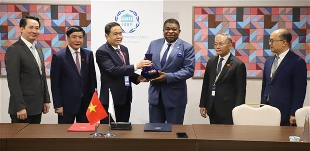 Rencontre entre le vice-président permanent de l’Assemblée nationale vietnamienne, Trân Thanh Mân (3e, à gauche), et le Secrétaire général de l’UIP, Martin Chungong. Photo : VNA.