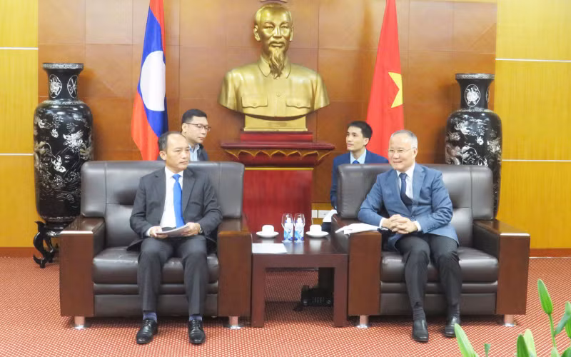 Le vice-ministre de l’Industrie et du Commerce, Trân Quôc Khanh (à droite), et son homologue lao Bunthong Duonsavan, à Hanoi, le 13 mars. Photo : moit.gov.vn