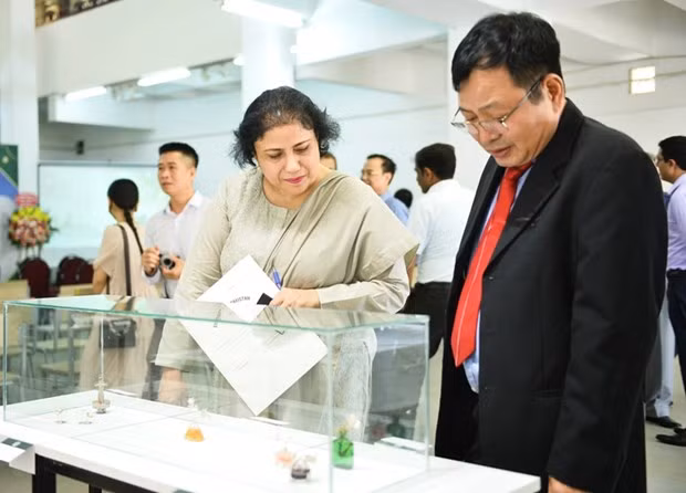 L'ambassadrice du Pakistan au Vietnam, Samina Mehtab, lors d'une exposition artistique à l'Université des Beaux-arts industriels de Hanoi, fin juin 2022. Photo : quochoi.vn