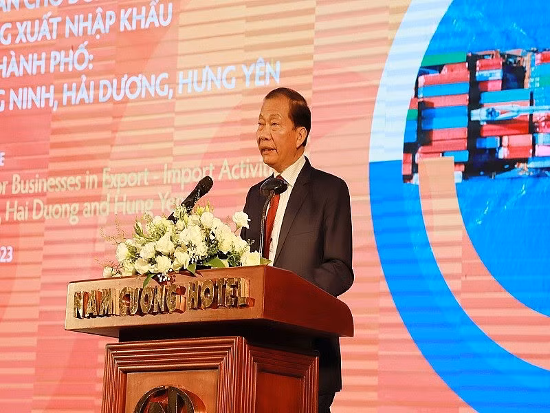 Le vice-président de la VCCI Hoang Quang Phong prend la parole lors de la conférence. Photo : congthuong.