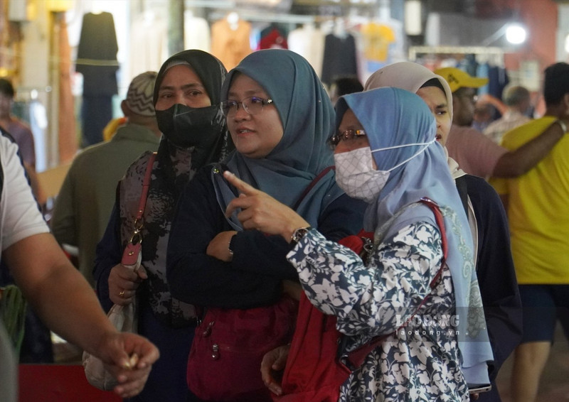 Des touristes portent le hijab traditionnel. Photo : laodong.vn