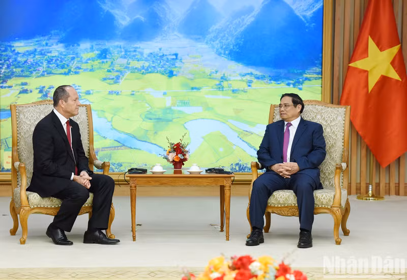 Le Premier ministre vietnamien, Pham Minh Chinh (à droite) et le ministre israélien de l’Économie et de l’Industrie, Nir Barkat à Hanoi, le 16 août. Photo : NDEL.