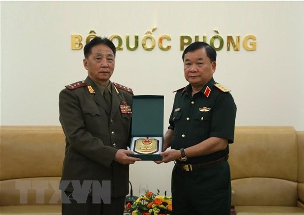 Le vice-ministre vietnamien de la Défense, Hoàng Xuân Chiên (à droite) et le colonel Kim Myong Chol, attaché de défense de la République populaire démocratique de Corée (RPDC) au Vietnam, à Hanoi, le 17 août. Photo : VNA.
