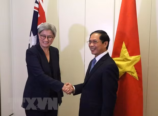 Le ministre vietnamien des Affaires étrangères, Bùi Thanh Son, et la ministre australienne des Affaires étrangères, Penny Wong, lors de leur rencontre en 2022. Photo : VNA.