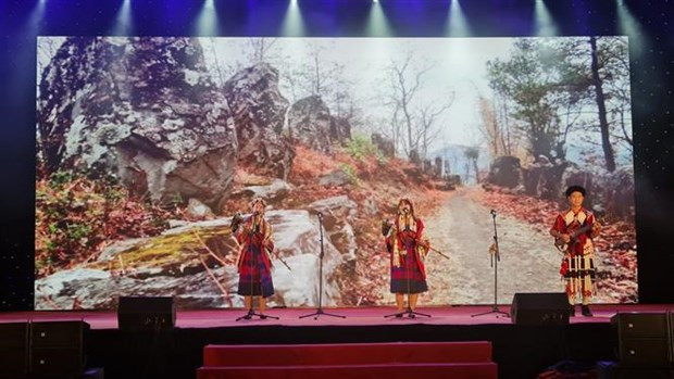 De chants et de danses traditionnels sont imprégnés d'influences nationales indiennes. Photo: VNA