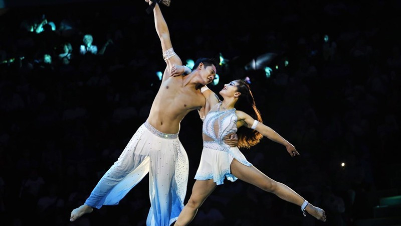 Le numéro de cirque intitulé "Khoanh khac tinh yêu" (Moment d’amour) est interprété par les artistes vietnamiens Hiên Phuoc et Thanh Hoa. Photo : NDEL.
