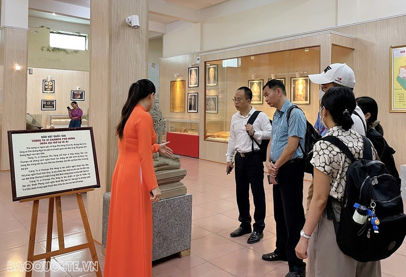 Une délégation de journalistes étrangers résidant au Vietnam découvre la culture de Sa Huynh. Photo : baoquocte.vn