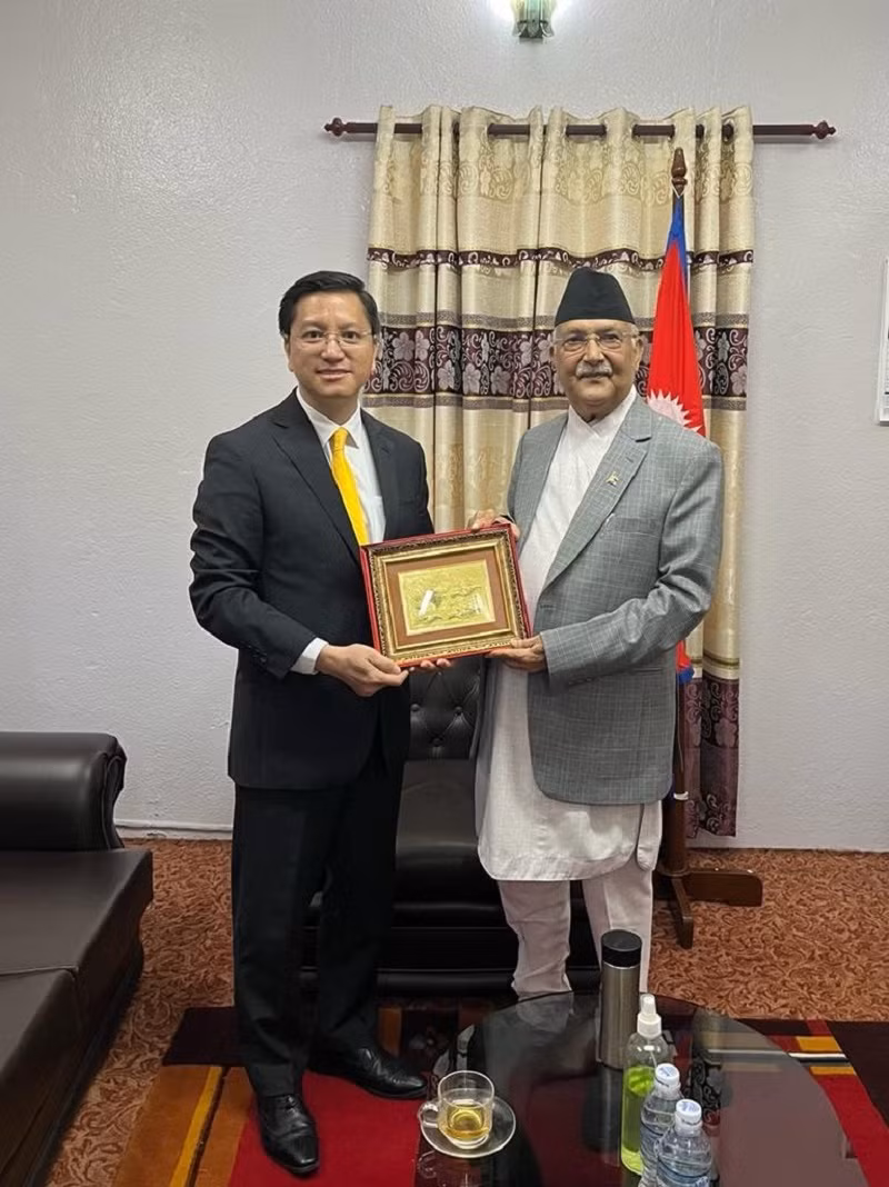 L'ambassadeur Nguyen Thanh Hai et le président du Parti communiste du Népal (marxiste-léniniste unifié), K.P. Sharma Oli. Photo : baoquocte.