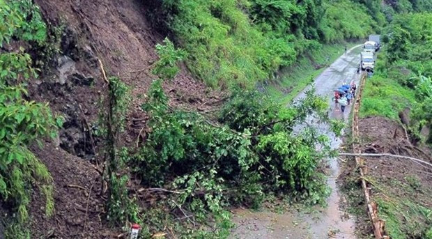 Un glissement de terrain empêche la circulation sur la Nationale 279D, dans le district de Muong La (au Nord du Vietnam). Photo : VNA.