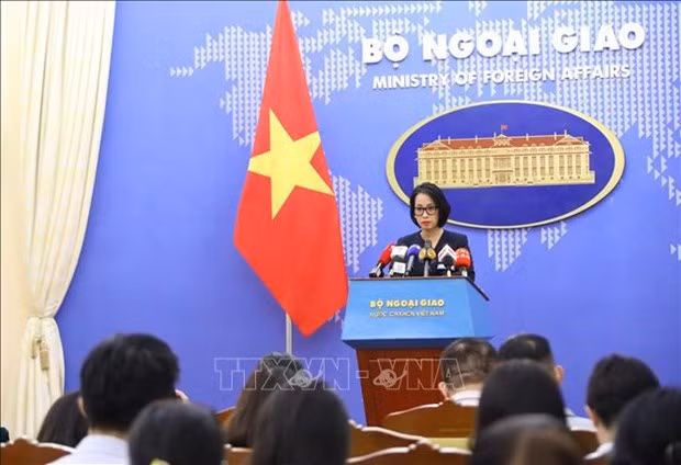La porte-parole du Ministère vietnamien des AE, Pham Thu Hang, préside la conférence de presse périodique du ministère. Photo : VNA.