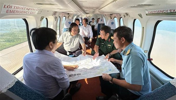 Le Premier ministre Pham Minh Chinh examine la situation de l'érosion du littoral dans des provinces du delta du Mékong. Photo: VNA.
