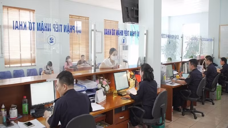 Les douanes s'efforcent de faciliter les procédures douanières pour les citoyens et les entreprises. Photo : baocongthuong.vn