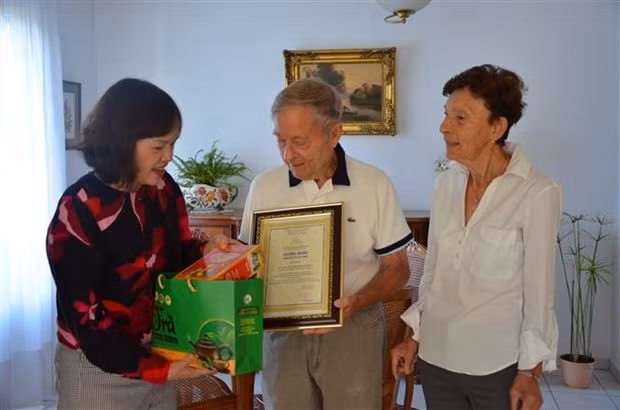 La directrice de la Musée de la presse du Vietnam, Trân Thi Kim Hoa remet le certiticat et un cadeau de souvenirs au Jean-Marie Jacquemin. Photo : VNA.