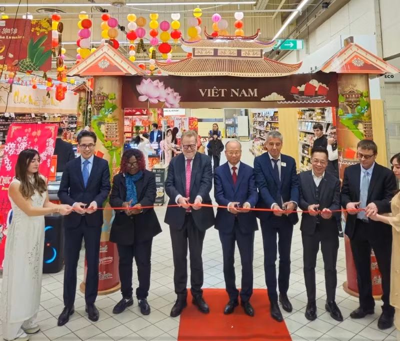 L’une des initiatives remarquables est le programme « Semaine des produits vietnamiens en France », organisé dans les grandes chaînes de supermarchés. Photo : baoquocte.