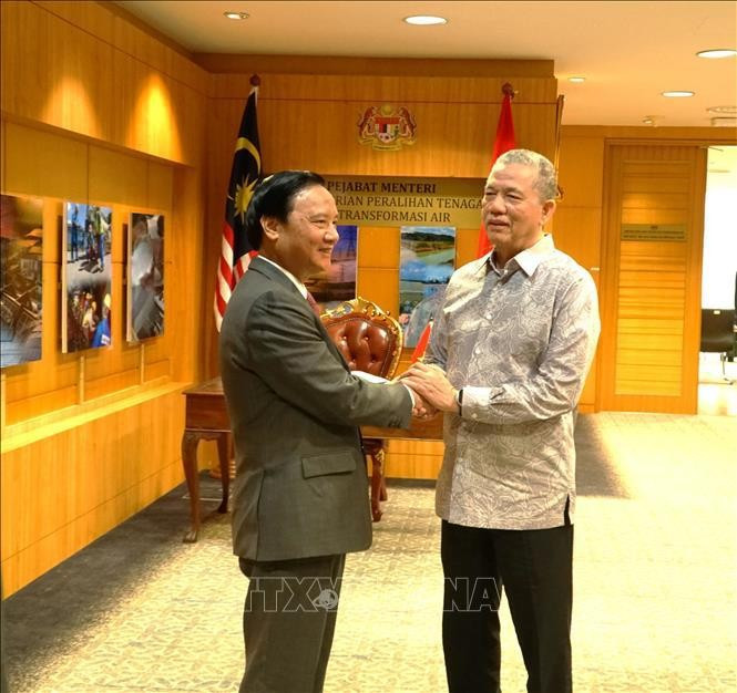 Le vice-président de l'Assemblée nationale (AN) vietnamienne Nguyen Khac Dinh (gauche) rencontre le vice-Premier ministre de Malaisie, Haji Fadillah bin Haji Yusof. Photo : VNA.
