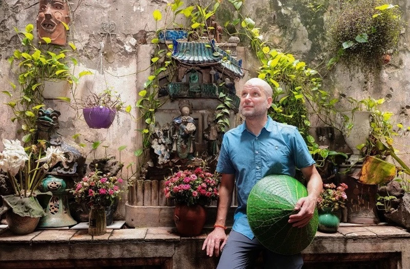 Professeur agrégé Shannon Gramse et chapeau conique en feuille de lotus. Photo : baoquocte 
