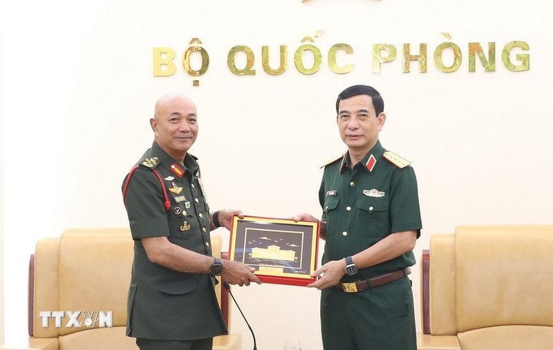 Le général Phan Van Giang, membre du Politburo, secrétaire adjoint de la Commission militaire centrale et ministre de la Défense (droite) et le général Tan Sri Datuk Seri Mohammad bin Ab Rahman, commandant des forces de défense malaisiennes. Photo : VNA.