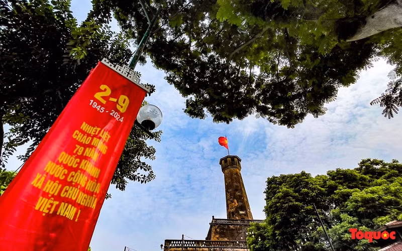 Le drapeau du Vietnam flotte fièrement au sommet du mât emblématique de Hanoï.